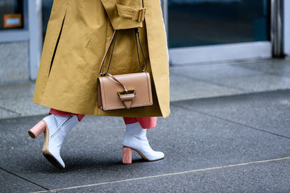 atmosphere details, AUTUMN WINTER 2017-2018, AW 17-18, beige bag, beige coat, detail, FALL WINTER 2017-2018, fashion week, frenchystyle, FW, FW 17-18, high heels, horizontal, jonathan paciullo, leather bag, leather boots, NEW YORK, NYFW, overcoat, pink heels, pink pants, street style, trench coat, trousers, varnished leather shoes, white boots