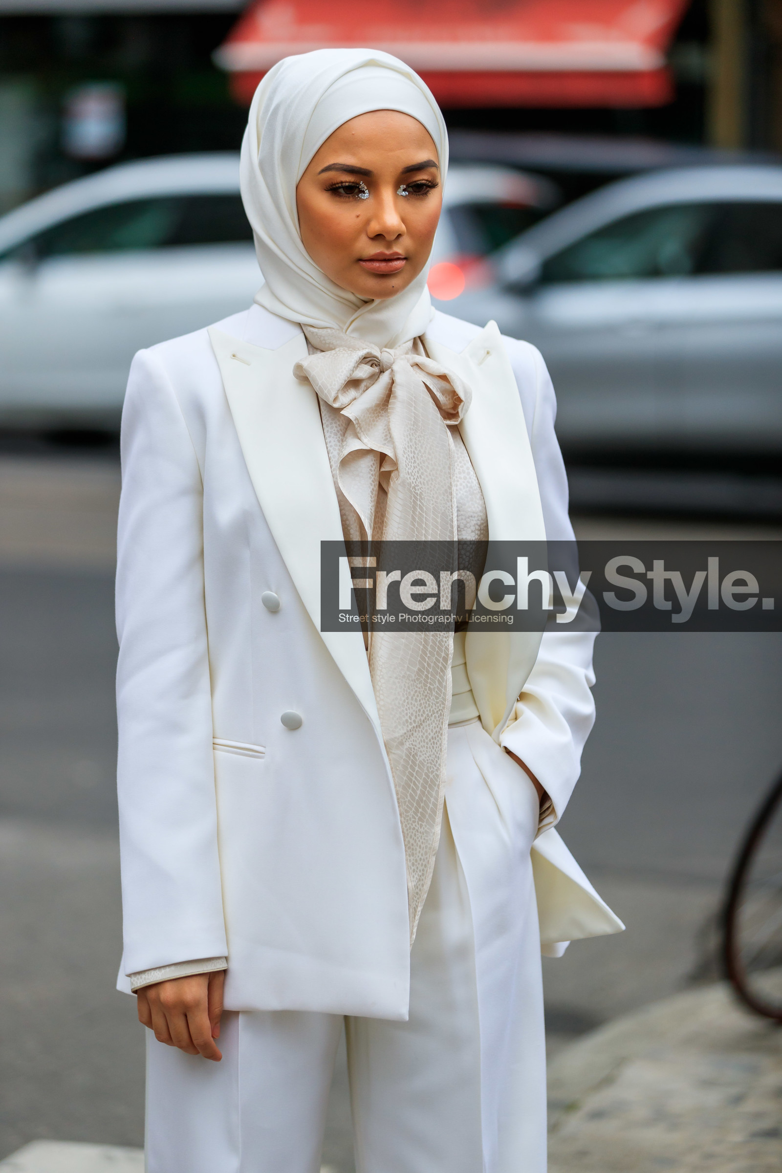 white total look, white jacket, white pants, white shirt, lavalliere collar, loose pants, make up, make up details, eye make up, silvered make up, fashion week, frenchystyle, FW, jonathan paciullo, street style, MFW, MILAN, SPRING SUMMER 2020, SS 20