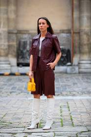alice barbier, burgundy leather bermuda shorts, burgundy leather shirt, short sleeves shirt, white leather boots, high boots, high heels boots, yellow leather bag, hand bag, acne studios bag, PARIS, PFW, fashion week, frenchystyle, FW, jonathan paciullo, street style, SPRING SUMMER 2021, SS 21, vertical, full length