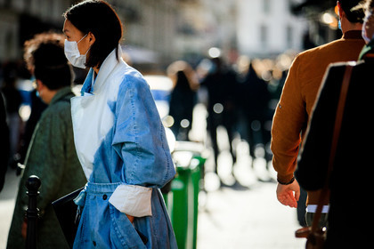 tie and dye trenchcoat, light blue trench coat, belted trench coat, denim, denim trench coat, white trench coat, close up detail, covid face mask, PARIS, PFW, fashion week, frenchystyle, FW, jonathan paciullo, street style, SPRING SUMMER 2021, SS 21, horizontal, atmosphere details, detail