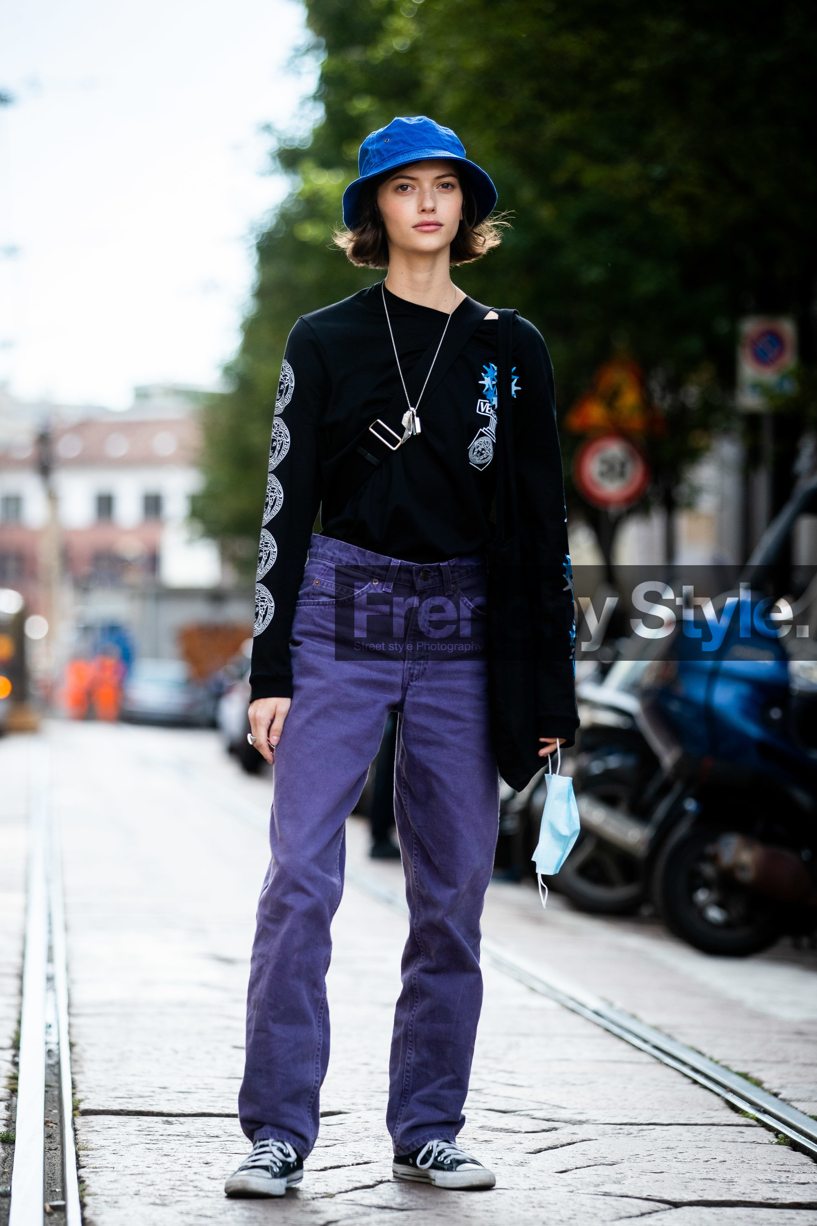 blue hat, blue jeans, black t-shirt, printed t-shirt, versace t-shirt, long sleeves t-shirt, converse shoes, street style, jonathan paciullo, FW, frenchystyle, fashion week, MFW, MILAN, SPRING SUMMER 2021, SS 21, vertical, full length, model