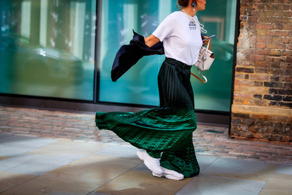 cheap monday, earrings, green skirt, leather bag, leather shoes, necklace, pearls, pleated skirt, white sneakers, white t shirt, fashion week, frenchystyle, FW, jonathan paciullo, street style, LFW, LONDON, SPRING SUMMER 2019, SS 19, atmosphere details, horizontal, detail