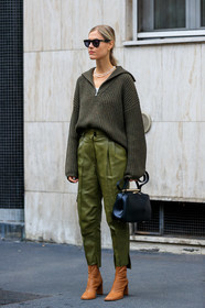 linda tol, kaki pants, kaki pullover, kaki total look, zipped pullover, leather pants, carrot pants, safari pants, pearl necklace, black leather bag, black sunglasses, camel leather boots, oversize pullover, fashion week, frenchystyle, FW, jonathan paciullo, street style, MFW, MILAN, SPRING SUMMER 2020, SS 20