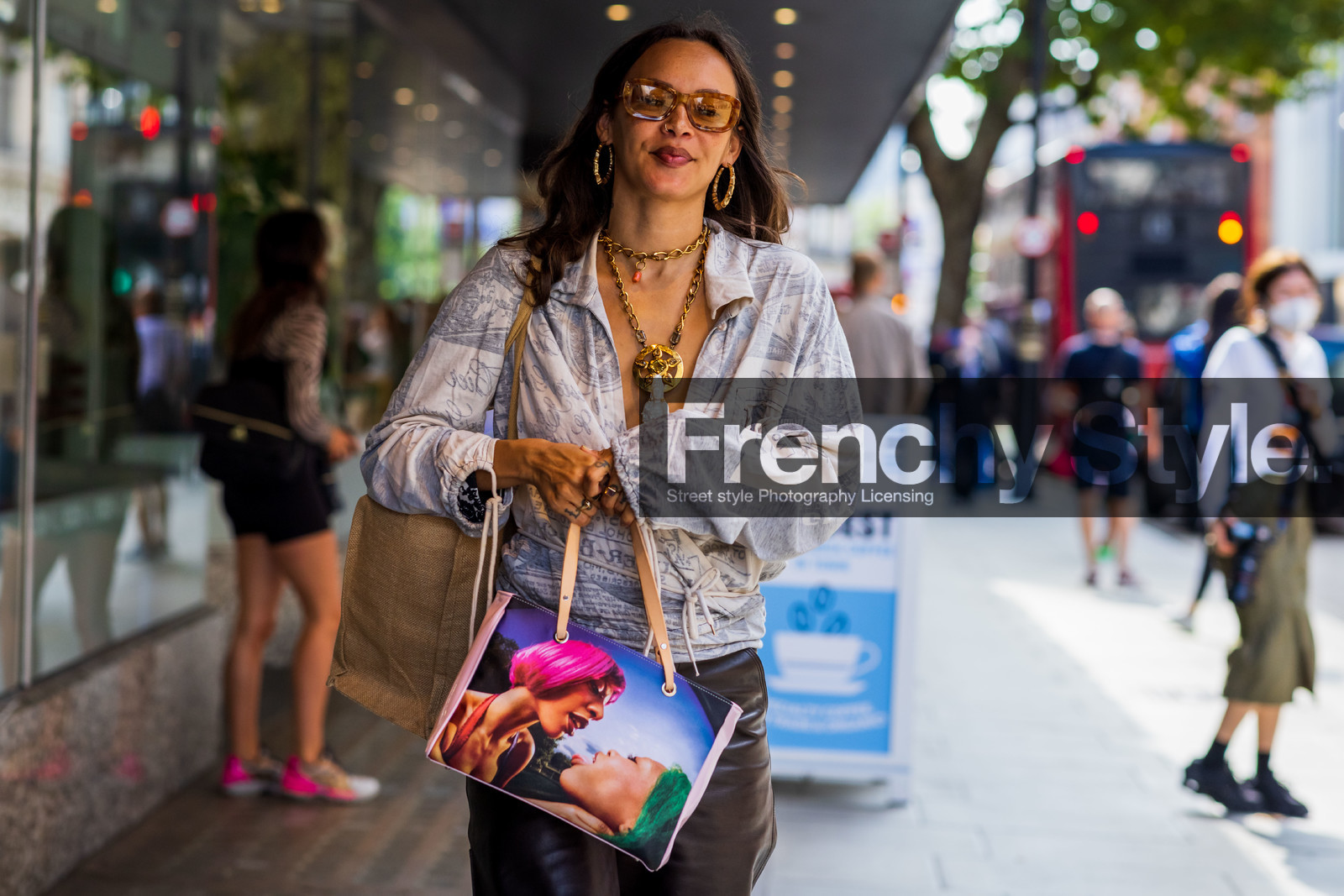 print, handbag, blouse, earrings, sunglasses, necklace, fashion week, frenchystyle, FW, jonathan paciullo, street style, SPRING SUMMER 2022, SS 22, LFW, LONDON, horizontal, atmosphere details, detail
