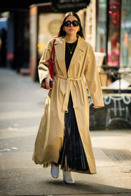 classic trench, beige trench, leather trench, leather trench coat, pleated long skirt, black long skirt, white boots, black sunglasses, red handbag, pendant necklace, black top, creole earrings, street style, jonathan paciullo, FW, frenchystyle, fashion week, NYFW, NEW YORK, AUTUMN WINTER 2022-2023, FALL WINTER 2022_2023, FW 22-23, vertical, full length