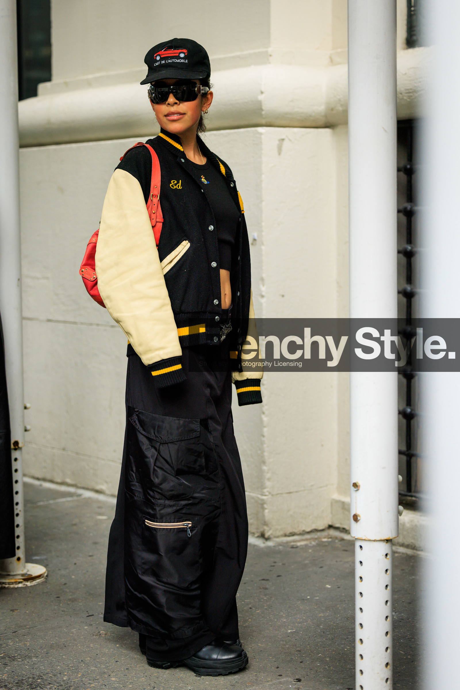 baseball jacket, dual toned jacket, black baseball jacket, black cap, high pony tail, black sunglasses, dior sunglasses, black pants, red handbag, leather handbag, creole earrings, baggy pants, cargo pants, black boots, black leather boots, printed cap, street style, jonathan paciullo, FW, frenchystyle, fashion week, NYFW, NEW YORK, AUTUMN WINTER 2022-2023, FALL WINTER 2022_2023, FW 22-23, vertical, full length