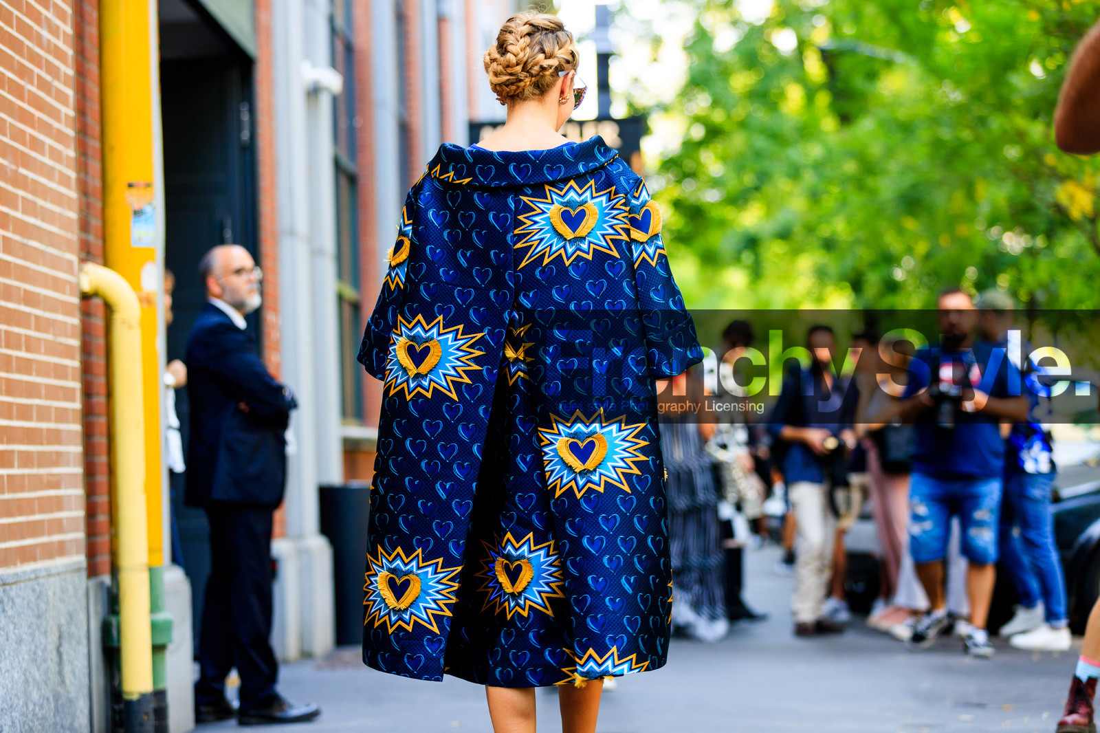 blue dress, graphic dress, oversize, printed dress, shirt dress, sunglasses, street style, jonathan paciullo, FW, frenchystyle, fashion week, MFW, MILAN, SPRING SUMMER 2019, SS 19, atmosphere details, horizontal, detail