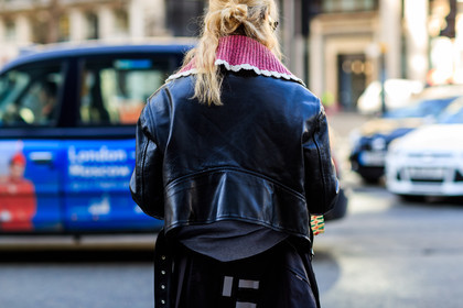 black jacket, black perfecto, leather jacket, leather perfecto, pink collar, fashion week, frenchystyle, FW, jonathan paciullo, street style, LFW, LONDON, AUTUMN WINTER 2018-2019, AW 18-19, FALL WINTER 2018-2019, FW 18-19, horizontal, atmosphere details, detail, irina lakicevic