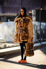 brown furry coat, furry coat, furry winter look, orange derbies, coarch derbies, furry cabas bag, fur handbag, black stockings, 70s sunglasses, coach fur, coach winter coat, fashion week, frenchystyle, FW, jonathan paciullo, street style, NYFW, NEW YORK, AUTUMN WINTER 2022-2023, FALL WINTER 2022_2023, FW 22-23, vertical, full length