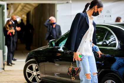 navy blue jacket, white shirt, black leather bag, hand bag, dior bag, dior jacket, dior saddle bag, dior shirt, denim, blue jeans, light blue jeans, used jeans, floral embroidered bag, multicolor bag, embroidered bag, fashion week, frenchystyle, FW, jonathan paciullo, street style, PFW, PARIS, AUTUMN WINTER 2021-2022, FALL WINTER 2021-2022, FW 21-22, atmosphere details, horizontal, detail