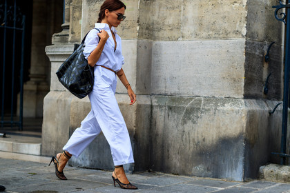 black bag, black shoes, high heels, leather bag, leather shoes, sunglasses, trousers, white pant, white pants, white shirt, PFW, fashion week, frenchystyle, FW, jonathan paciullo, street style, PARIS, horizontal, atmosphere details, full length, AUTUMN WINTER 2018-2019, FALL WINTER 2018-2019, FW 18-19, evangelie smyrniotaki
