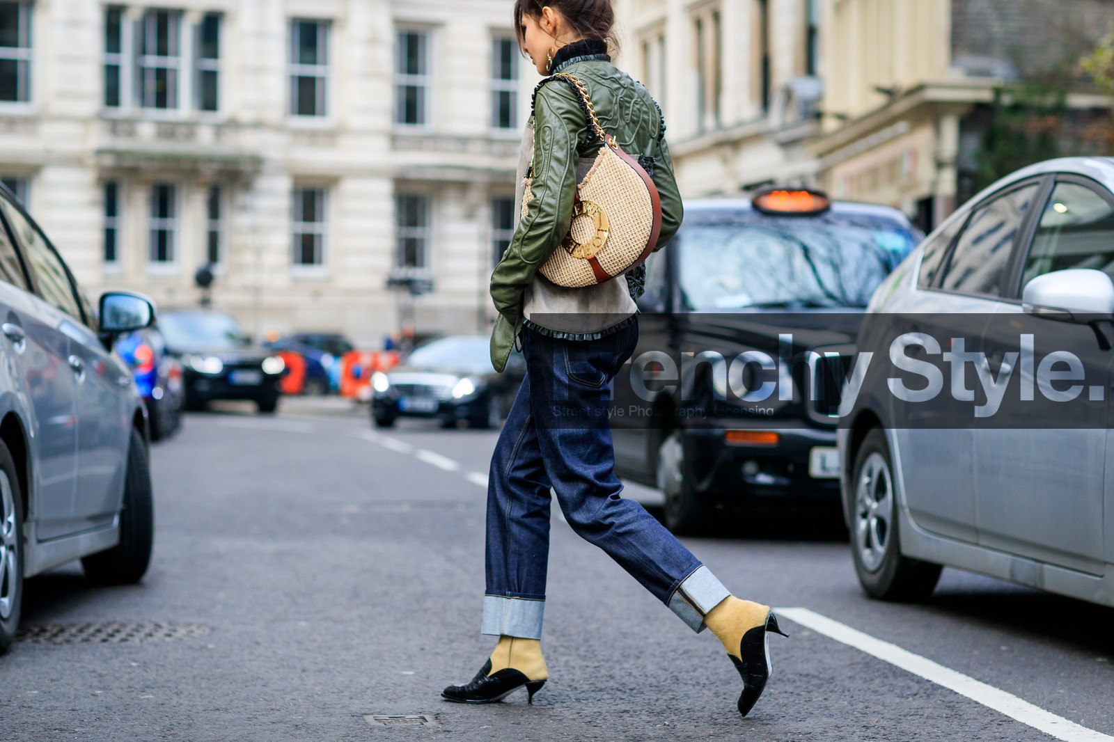 atmosphere details, AUTUMN WINTER 2017-2018, AW 17-18, beige bag, black shoes, black top, blue denim, denim pants, detail, Doina Ciobanu, FALL WINTER 2017-2018, fashion week, frenchystyle, FW, FW 17-18, green jacket, high heels, horizontal, jeans, jonathan paciullo, leather bag, leather shoes, LFW, loewe, LONDON, street style, trousers