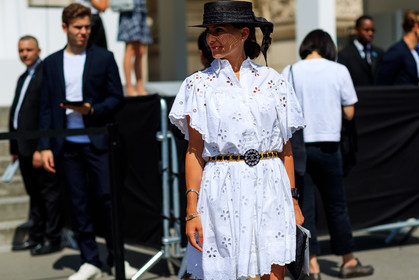 black hat, chanel, metallic belt, white dress, fashion week, frenchystyle, FW, jonathan paciullo, street style, PFW, PARIS, horizontal, atmosphere details, detail, AUTUMN WINTER 2018-2019, FALL WINTER 2018-2019, FW 18-19