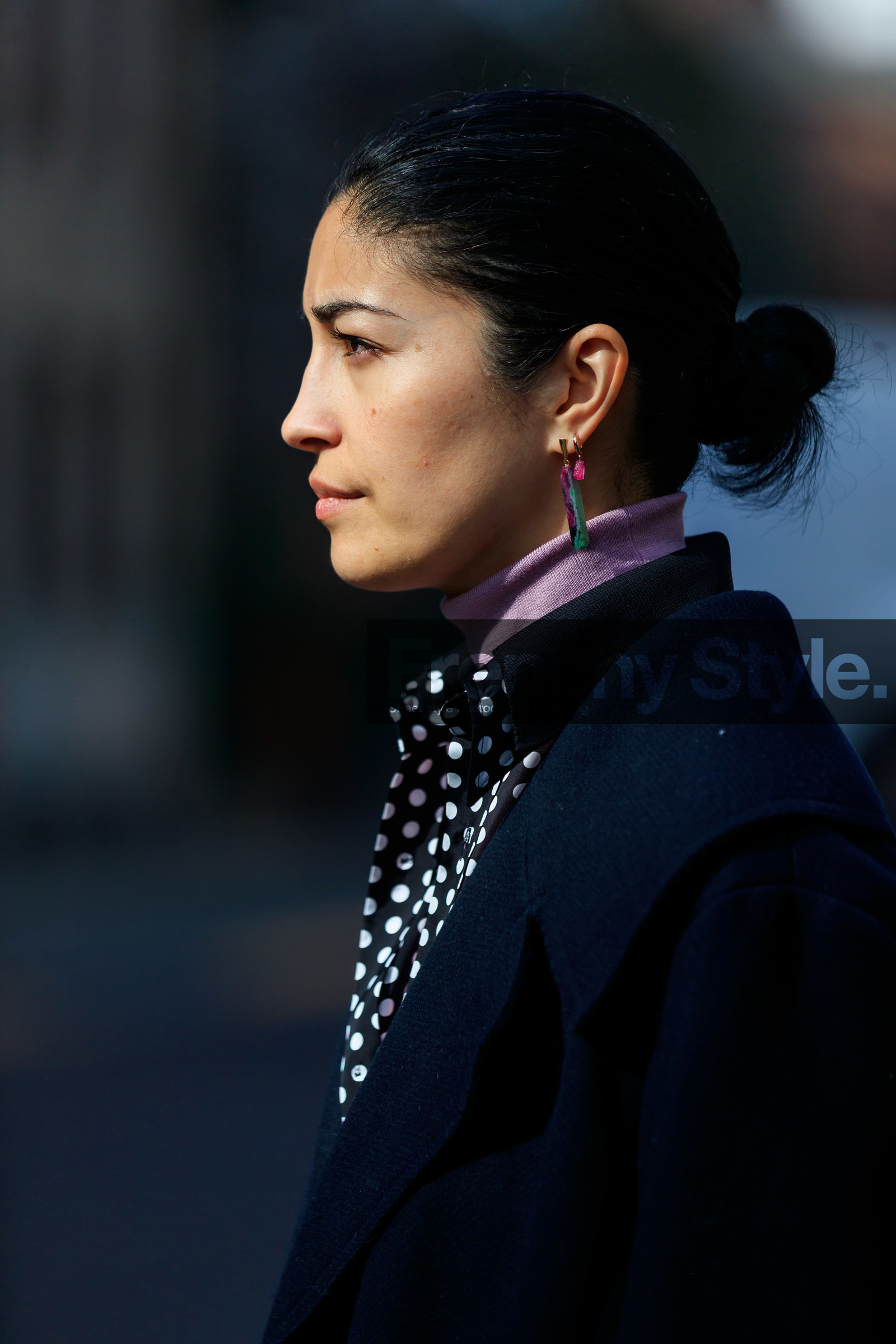 caroline issa, navy blue coat, black shirt, polka dots shirt, turtleneck pullover, lilac pullover, pink earrings, green earrings, dangling earrings, stone earrings, close up detail, nude make up, fashion week, frenchystyle, FW, jonathan paciullo, street style, MFW, MILAN, AUTUMN WINTER 2020-2021, FALL WINTER 2020-2021, FW 20-21, vertical, atmosphere details, detail