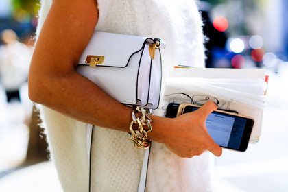 bracelet, golden jewelry, iphone, leather bag, sleeveless, white bag, white sweater, fashion week, frenchystyle, FW, jonathan paciullo, street style, LFW, LONDON, SPRING SUMMER 2019, SS 19, atmosphere details, horizontal, detail