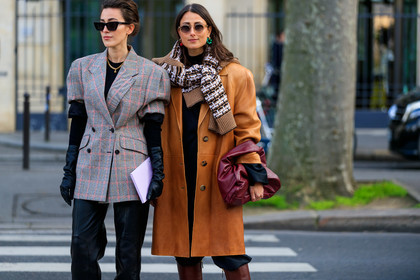 sylvia haghjoo, julia haghjoo, camel leather jacket, burgundy leather bag, round shape bag, bottega veneta bag, round shape sunglasses, sheer sunglasses, beige pullover, beige scarf, checked scarf, checked pullover, white pullover, white scarf, black pullover, black scarf, woolen scarf, green earrings, red earring, round shape earrings, different earrings, grey jacket, red jacket, black leather pants, black leather gloves, short sleeves jacket, oversize shoulder, miu miu jacket, checked jacket, plaid jacket, black sunglasses, butterfly sunglasses, saint laurent sunglasses, golden necklace, charms necklace, fashion week, frenchystyle, FW, jonathan paciullo, street style, PFW, PARIS, horizontal, atmosphere details, detail