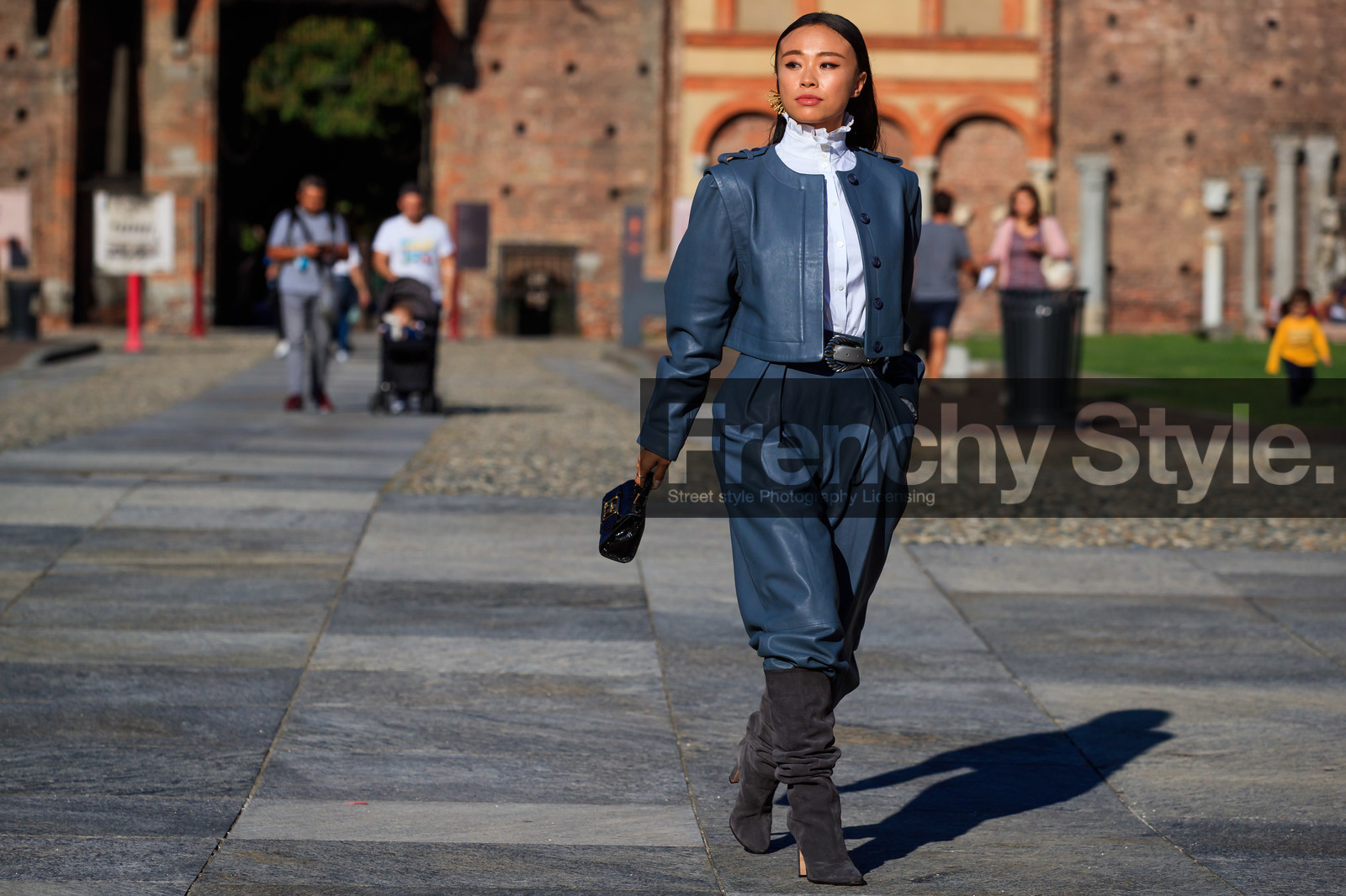 alberta ferretti look, alberta ferretti jacket, alberta ferretti pants, alberta ferretti boots, alberta ferretti top, white shirt, white blouse, high collar, high collar blouse, high collar shirt, ruffle blouse, ruffle collar shirt, ruffle shirt, grey jacket, grey pants, grey leather jacket, grey leather pants, grey boots, suede boots, high boots, high heels boots, carrot pants, belted pants, mini bag, black leather bag, animal skin bag, fashion week, frenchystyle, FW, jonathan paciullo, street style, MFW, MILAN, SPRING SUMMER 2021, SS 21, horizontal, atmosphere details, full length