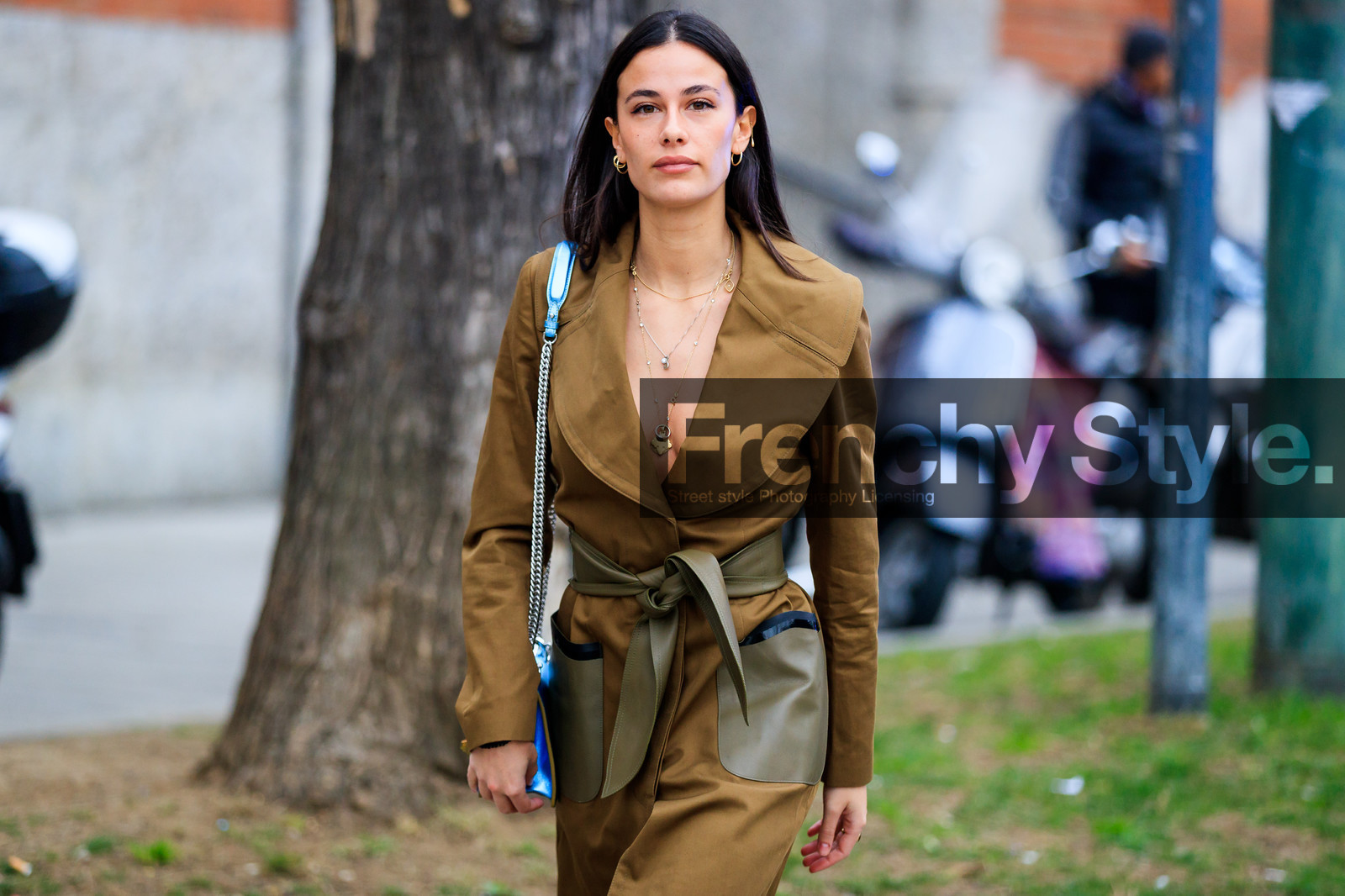 atmosphere details, AUTUMN WINTER 2017-2018, AW 17-18, blue bag, camel coat, detail, FALL WINTER 2017-2018, fashion week, fendi, frenchystyle, FW, FW 17-18, horizontal, jonathan paciullo, leather bag, metallic bag, MFW, MILAN, shiny bag, street style, trench coat