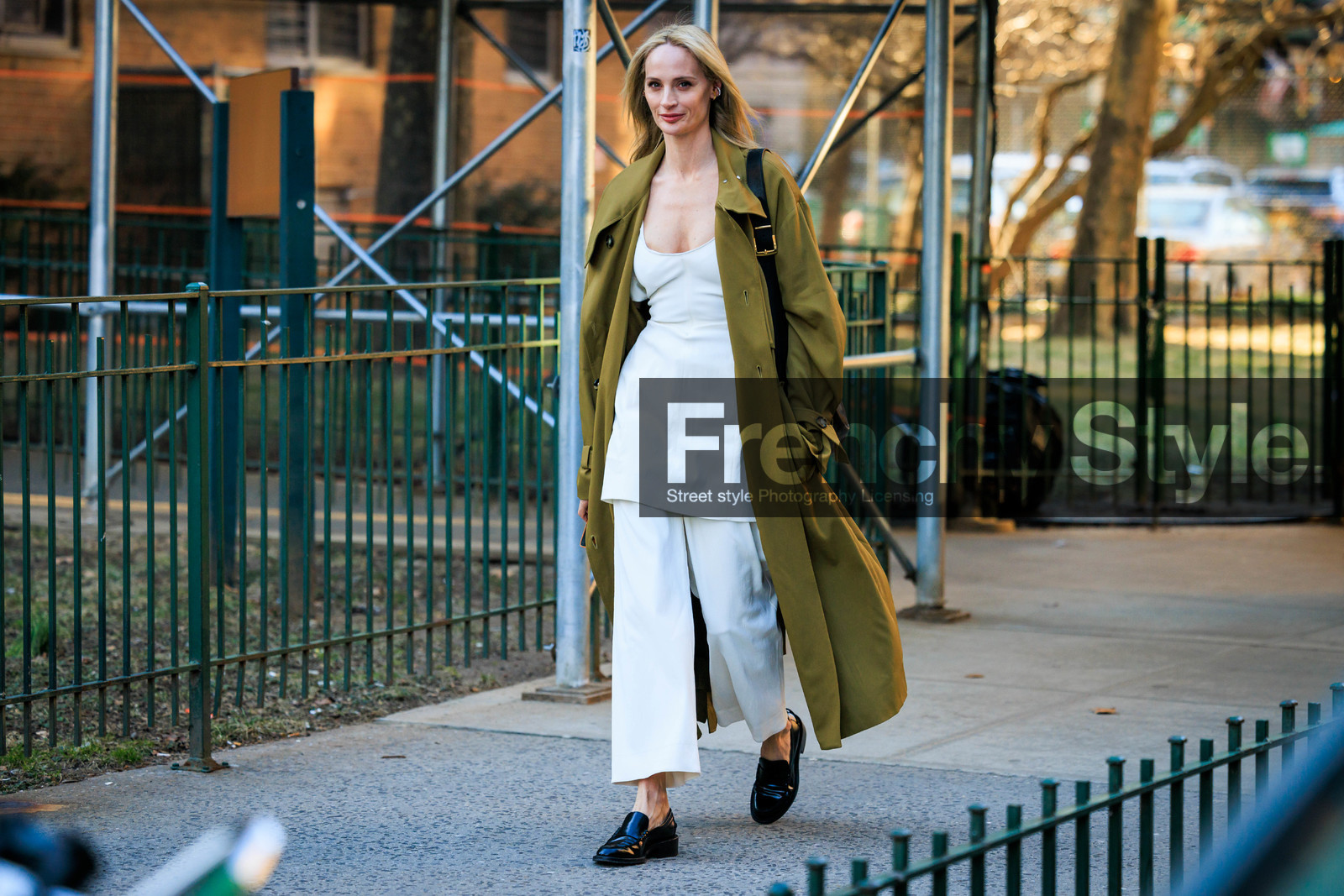 kaki trench, white flared pants, black mocassins, casual, white dress, Lauren Santo Domingo, fashion week, frenchystyle, FW, jonathan paciullo, street style, NYFW, NEW YORK, AUTUMN WINTER 2022-2023, FALL WINTER 2022_2023, FW 22-23, atmosphere details, horizontal, full length