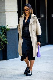 black pattent clogs, beig trench, big leather black belt, black buttoned midi dress, black sun glasses, purple mini handbag, fashion week, frenchystyle, FW, jonathan paciullo, street style, NYFW, NEW YORK, AUTUMN WINTER 2022-2023, FALL WINTER 2022_2023, FW 22-23, vertical, full length