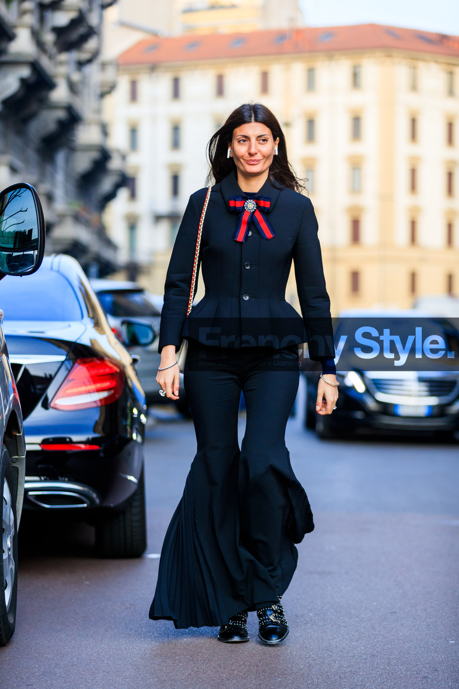 AUTUMN WINTER 2017-2018, AW 17-18, black boots, black jacket, black shoes, blazer, bow, bow collar, FALL WINTER 2017-2018, fashion week, flare pants, frenchystyle, full length, FW, FW 17-18, giovanna battaglia, gucci, jonathan paciullo, leather bag, leather shoes, MFW, MILAN, pleats, street style, tone on tone, total look black, trousers, vertical, white bag