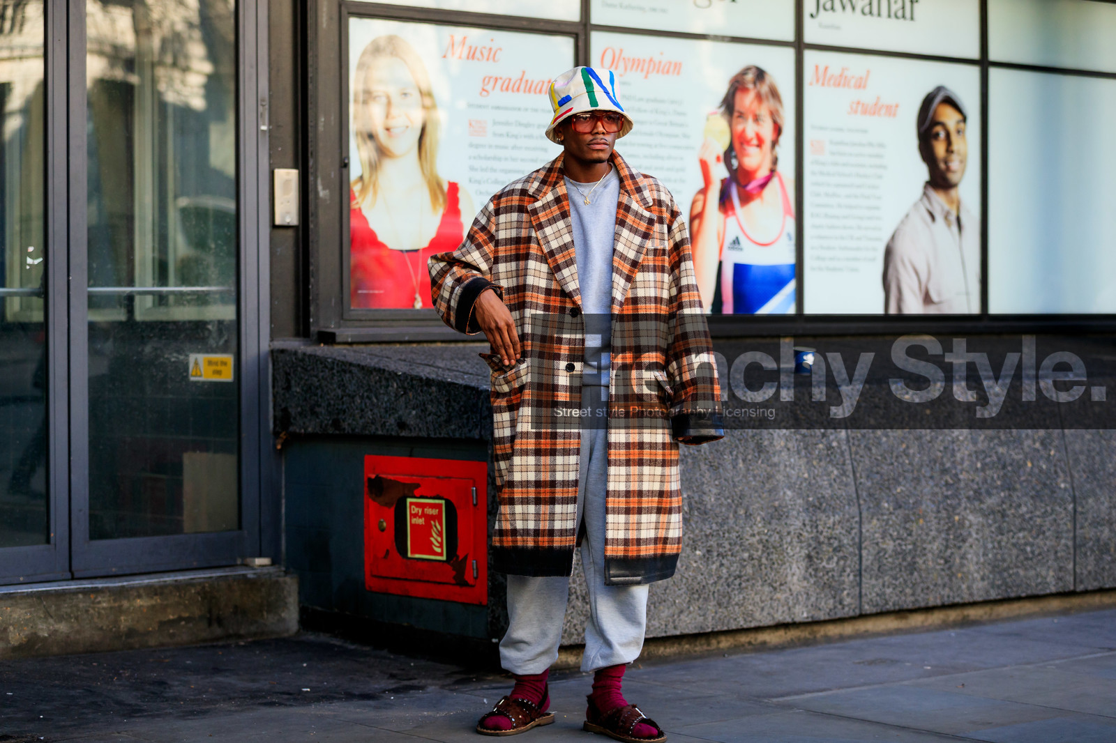 beige hat, bordeaux, brown coat, bucket hat, burgundy, checked, graphic jacket, grey pants, grey sweater, leather shoes, necklace, orange coat, plaid, printed jacket, red shoes, red socks, sunglasses, sweatpants, tartan, fashion week, frenchystyle, FW, jonathan paciullo, street style, LFW, LONDON, AUTUMN WINTER 2019-2020, AW 19-20, FW 19-20, FALL WINTER 2019-2020, horizontal, atmosphere details, full length