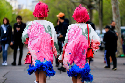 Ami and Aya Suzuki, back details, valentino bag, valentino dress, pink hair, pink dress, pink leather bag, light green dress, blue dress, feather details, feather dress, long sleeves dress, mini dress, floral printed dress, PARIS, PFW, SPRING SUMMER 2020, SS 20, fashion week, frenchystyle, FW, jonathan paciullo, street style, horizontal, atmosphere details, detail