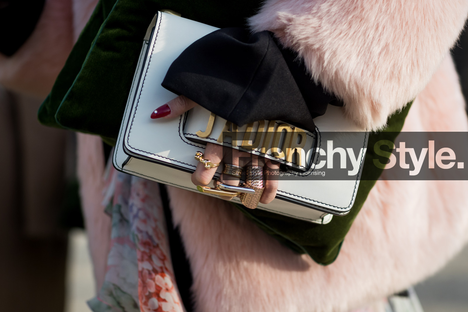 christian dior, Fur coat, golden details, golden jewelry, leather bag, pink coat, pink fur, rings, white bag, fashion week, frenchystyle, FW, jonathan paciullo, street style, PFW, PARIS, SPRING SUMMER 2017, SS 17, HAUTE COUTURE, atmosphere details, detail, horizontal