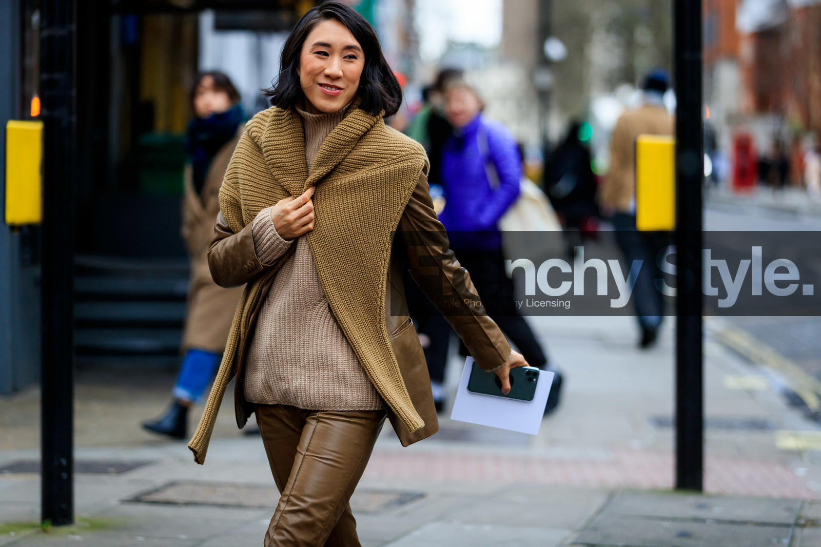 eva chen, kaki leather jacket, kaki leather pants, kaki pullover, beige pullover, turtleneck pullover, fashion week, frenchystyle, FW, jonathan paciullo, street style, LFW, LONDON, AUTUMN WINTER 2020-2021, FALL WINTER 2020-2021, FW 20-21, horizontal, atmosphere details, detail