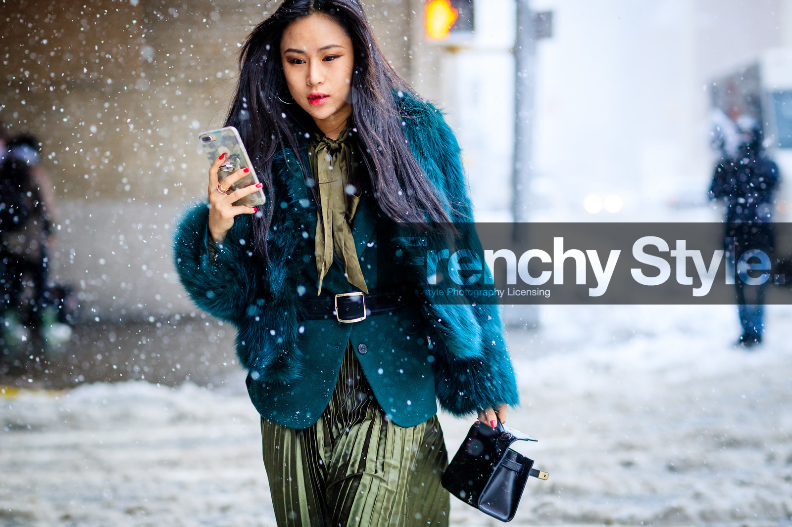 atmosphere details, AUTUMN WINTER 2017-2018, AW 17-18, belt, black bag, blazer, detail, FALL WINTER 2017-2018, fashion week, frenchystyle, fur jacket, FW, FW 17-18, green dress, green fur, green jacket, horizontal, iphone, jonathan paciullo, leather bag, NEW YORK, NYFW, pleated dress, street style