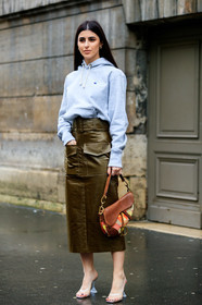 light grey hoodie, champion hoodie, kaki leather skirt, belted skirt, vinyl skirt, long skirt, plastic heels, plastic sandals, sheer sandals, geometrical heel, high heels sandals, high heels slippers, brown leather bag, multicolor bag, red bag, yellow bag, velvet bag, printed bag, dior bag, dior saddle bag, fashion week, frenchystyle, FW, jonathan paciullo, street style, PFW, PARIS, vertical, full length