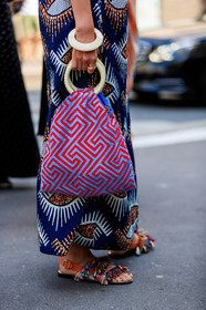 blue bag, blue dress, blue skirt, bracelet, fringes, geometric, graphic bag, graphic dress, graphic skirt, leather bag, leather shoes, multicolor bag, multicolor shoes, printed bag, printed dress, printed skirt, red bag, fashion week, frenchystyle, FW, jonathan paciullo, street style, PFW, PARIS, vertical, detail, atmosphere details, AUTUMN WINTER 2018-2019, FALL WINTER 2018-2019, FW 18-19