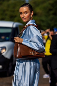 bag, blue monochrome, brown bag, crop shirt, earrings, fluid pants, gold earrings, high waist pants, large pants, leather bag, light blue pants, light blue shirt, monochrome, Nataly Osmann, pastel, shirt, tods bag, satined shirt, satined pants, fashion week, frenchystyle, FW, jonathan paciullo, street style, MFW, MILAN, SPRING SUMMER 2022, SS 22, vertical, atmosphere details, detail