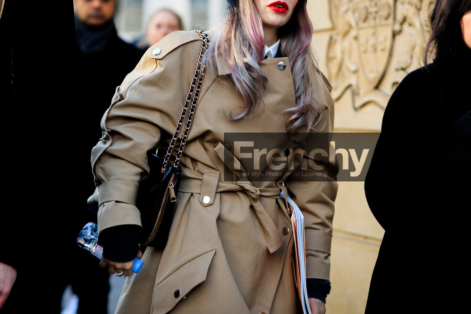 beige coat, black bag, dyed hair, grey hair, leather bag, pink hair, trench coat, fashion week, frenchystyle, FW, jonathan paciullo, street style, LFW, LONDON, AUTUMN WINTER 2018-2019, AW 18-19, FALL WINTER 2018-2019, FW 18-19, horizontal, atmosphere details, detail