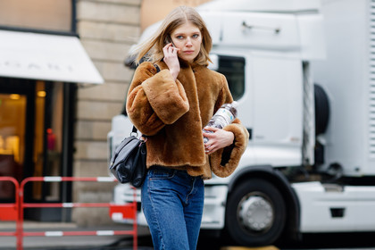 black bag, blue denim, brown fur, brown jacket, denim pants, fur jacket, jeans, leather bag, trousers, fashion week, frenchystyle, FW, jonathan paciullo, street style, PFW, PARIS, SPRING SUMMER 2017, SS 17, HAUTE COUTURE, atmosphere details, detail, horizontal, ola rudnicka, model