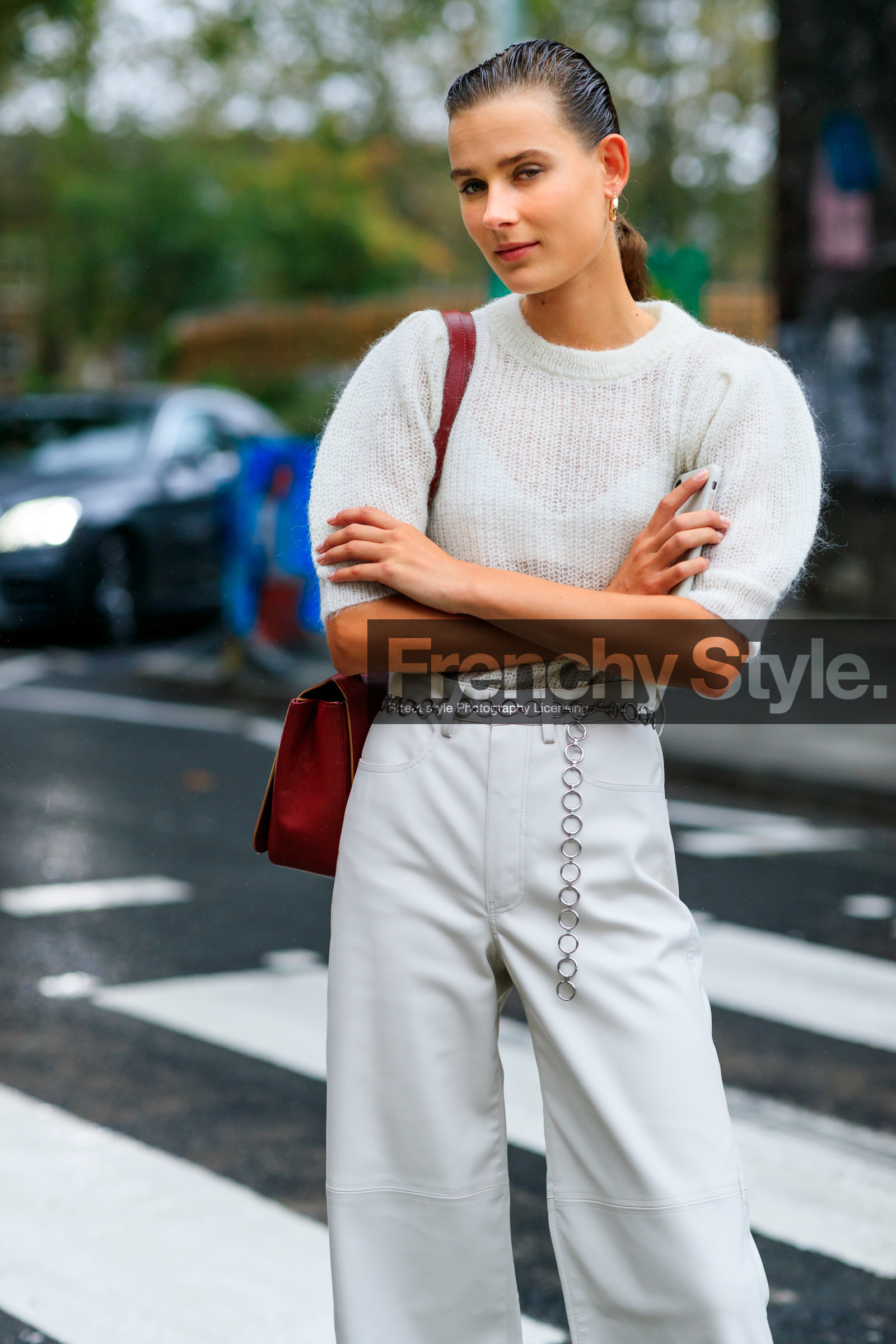 model, white total look, white pullover, white pants, knitwear, short sleeves pullover, balloon sleeves, leather pants, flare pants, chain belt, silvered belt, red leather bag, shoulder bag, black leather boots, laced boots, big sole boots, fashion week, frenchystyle, FW, jonathan paciullo, street style, vertical, detail, atmosphere details