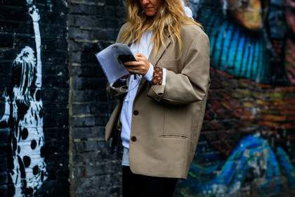 ekatrina mukina, oversize jacket, beige jacket, louis vuitton jacket, white sweatshirt, white hoodie, fashion week, frenchystyle, FW, jonathan paciullo, street style, atmosphere details, horizontal, detail