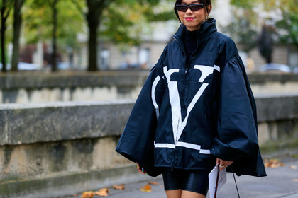 valentino coat, black coat, black parka, black top, black total look, black leather shorts, tight shorts, black sunglasses, futurist shape sunglasses, balenciaga sunglasses, turtleneck top, PARIS, PFW, SPRING SUMMER 2020, SS 20, fashion week, frenchystyle, FW, jonathan paciullo, street style, horizontal, atmosphere details, detail