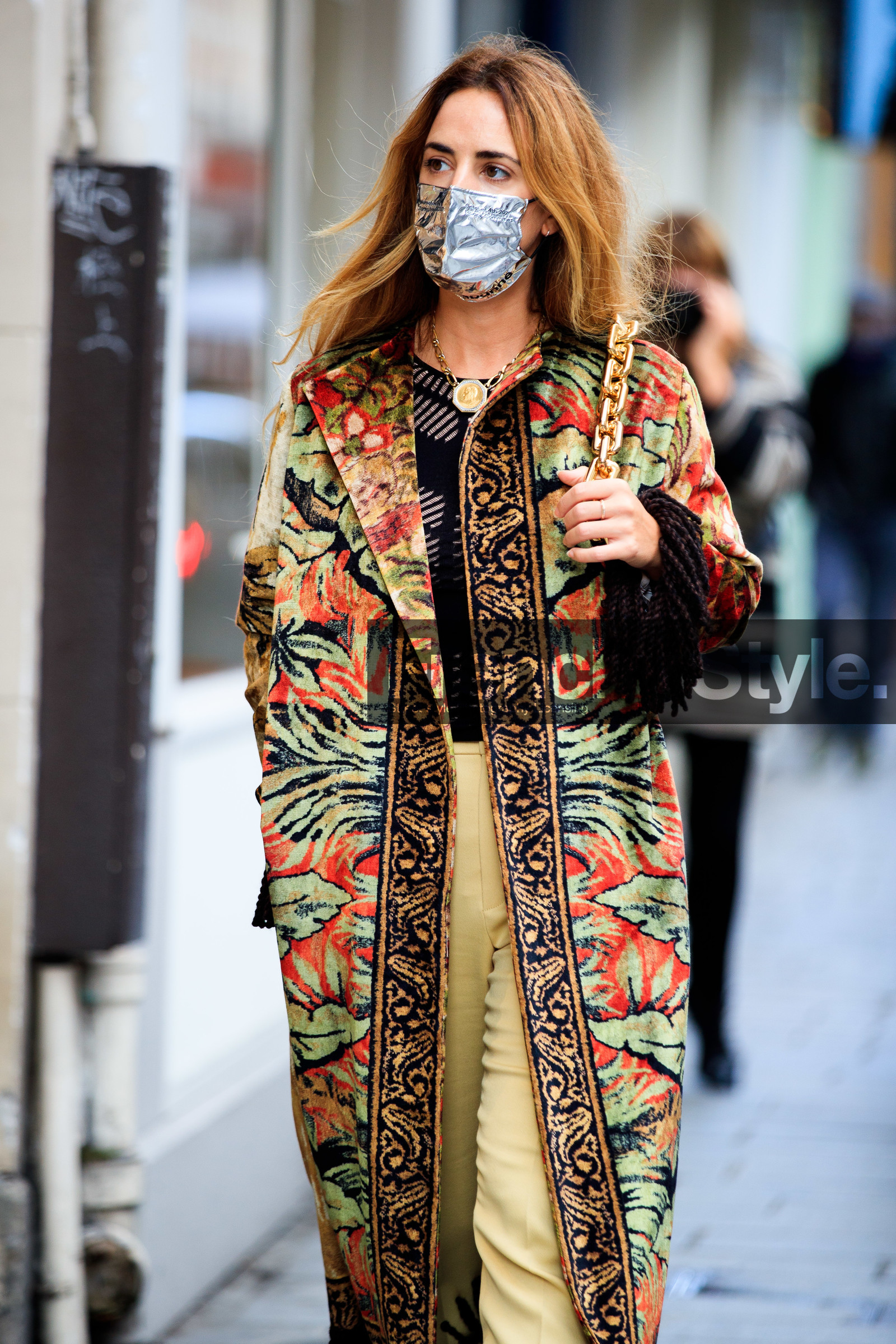 alexia niedzielski, floral printed coat, floral printed jacket, red coat, red jacket, green coat, green jacket, velvet coat, velvet jacket, golden necklace, medal necklace, fringe coat, fringe jacket, long coat, long jacket, covid face mask, PARIS, PFW, fashion week, frenchystyle, FW, jonathan paciullo, street style, SPRING SUMMER 2021, SS 21, vertical, atmosphere details, detail