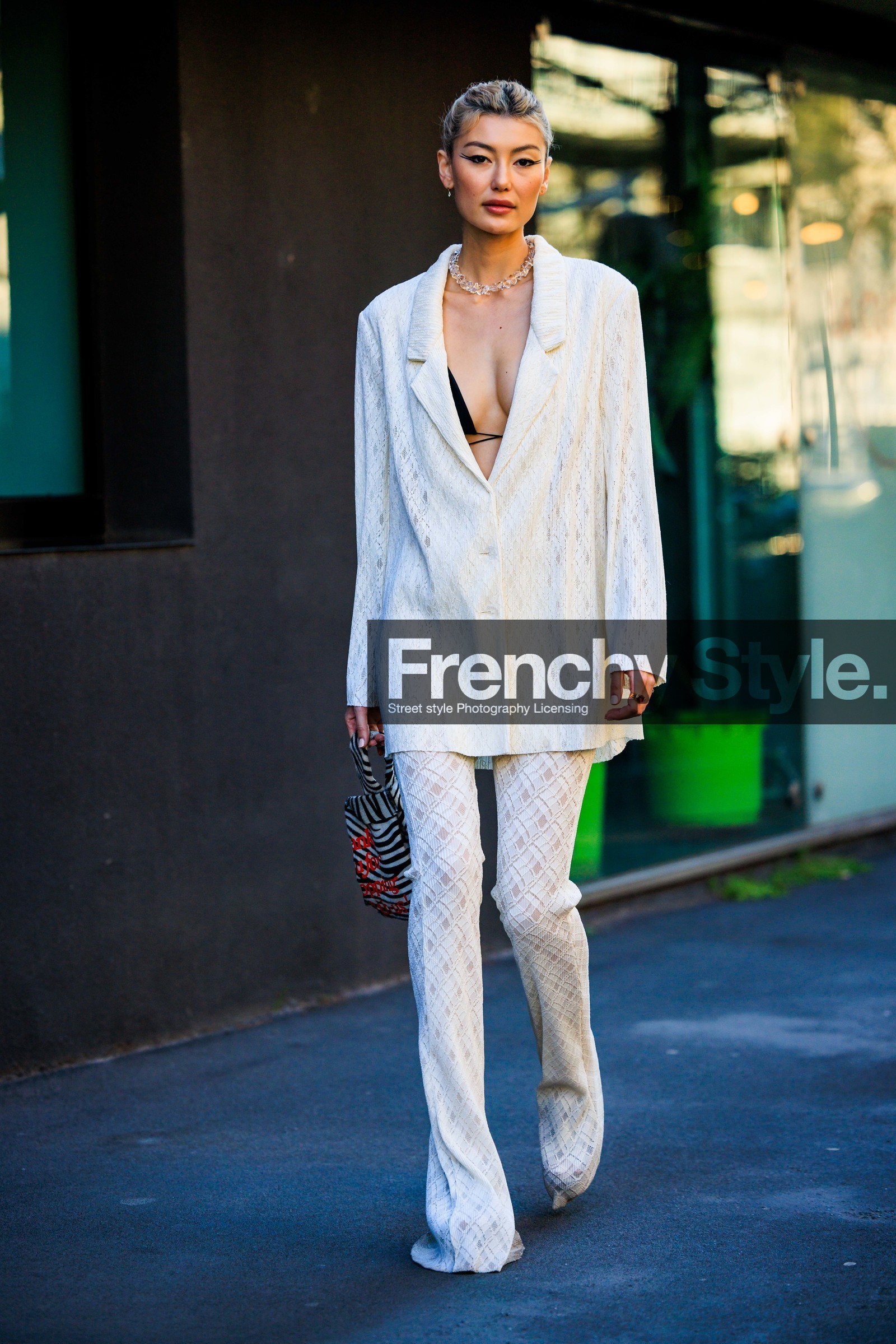 total white look, knitwear, knitted pants, knitted blazer, stripes bag, white and black bag, printed bag, transparent necklace, amalie gassmann, fashion week, frenchystyle, FW, jonathan paciullo, street style, vertical, full length