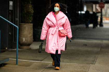 oversized winter coat, oversized pink coat, winter outwear, pink puffy coat, puffy winter coat, winter coat, chanel handbag, crossbody chanel bad, crossbody chanel bag, chanel red bag, fashion week, frenchystyle, FW, jonathan paciullo, street style, NYFW, NEW YORK, AUTUMN WINTER 2022-2023, FALL WINTER 2022_2023, FW 22-23, atmosphere details, horizontal, full length