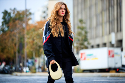 clara berry, black shirt, black jacket, black t-shirt, striped shirt, striped jacket, red lipstick, black pants, flare pants, grey shirt, red shirt, white leather bag, box bag, coperni bag, round shape bag, fashion week, frenchystyle, FW, jonathan paciullo, street style, PFW, PARIS, SPRING SUMMER 2021, SS 21, horizontal, atmosphere details, detail