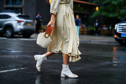 beige skirt, danse lente, leather bag, leather shoes, pleated skirt, white bag, white shoes, fashion week, frenchystyle, FW, jonathan paciullo, street style, NEW YORK, NYFW, SPRING SUMMER 2020, SS 20, horizontal, atmosphere details, detail