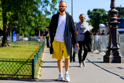 leather shoes, navy jacket, pleats, white sneakers, white t shirt, yellow shorts, fashion week, frenchystyle, FW, jonathan paciullo, street style, PFW, PARIS, horizontal, atmosphere details, detail, AUTUMN WINTER 2018-2019, FALL WINTER 2018-2019, FW 18-19