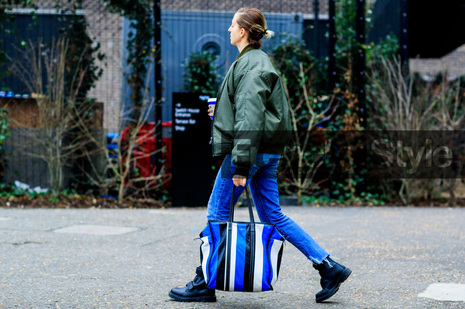 atmosphere details, AUTUMN WINTER 2017-2018, AW 17-18, balenciaga, black boots, black shoes, blue bag, blue denim, bomber jacket, denim pants, FALL WINTER 2017-2018, fashion week, frenchystyle, full length, FW, FW 17-18, geometric, graphic bag, green jacket, horizontal, jeans, jonathan paciullo, leather bag, leather shoes, LFW, LONDON, street style, striped bag, stripes, trousers