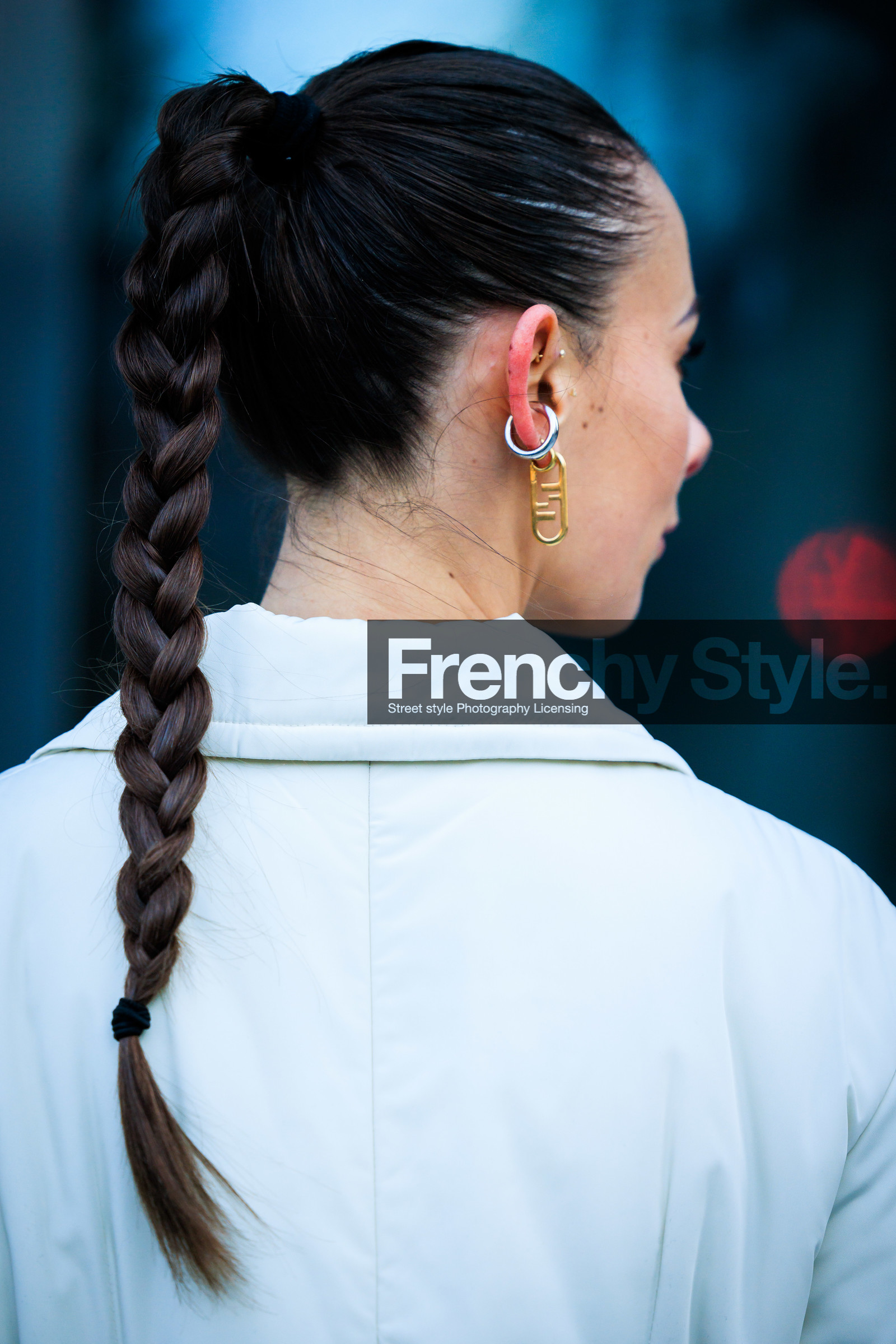 pony tail braided, hairstyle, golden pendant, golden earring, silver loop, furry white jacket, back details, alice barbier, fashion week, frenchystyle, FW, jonathan paciullo, street style, NYFW, NEW YORK, AUTUMN WINTER 2022-2023, FALL WINTER 2022_2023, FW 22-23, vertical, atmosphere details