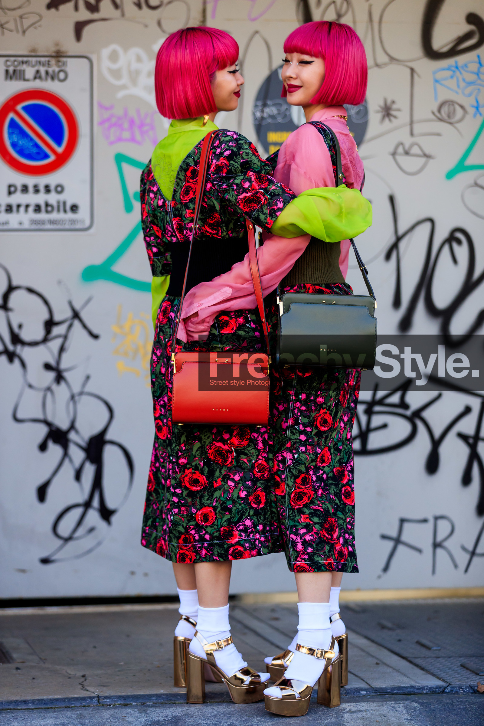 Ami and Aya Suzuki, pink hair, dyed hair, pink dress, floral printed dress, red leather bag, marni bag, shoulder bag, kaki leather bag, neon green dress, long sleeves dress, pink shirt, neon green shirt, short sleeves dress, sleeveless dress, belted dress, marni dress, marni shirt, marni look, marni belt, white socks, golden sandals, platform sandals, fashion week, frenchystyle, FW, jonathan paciullo, street style, MFW, MILAN, AUTUMN WINTER 2020-2021, FALL WINTER 2020-2021, FW 20-21, vertical, atmosphere details, detail