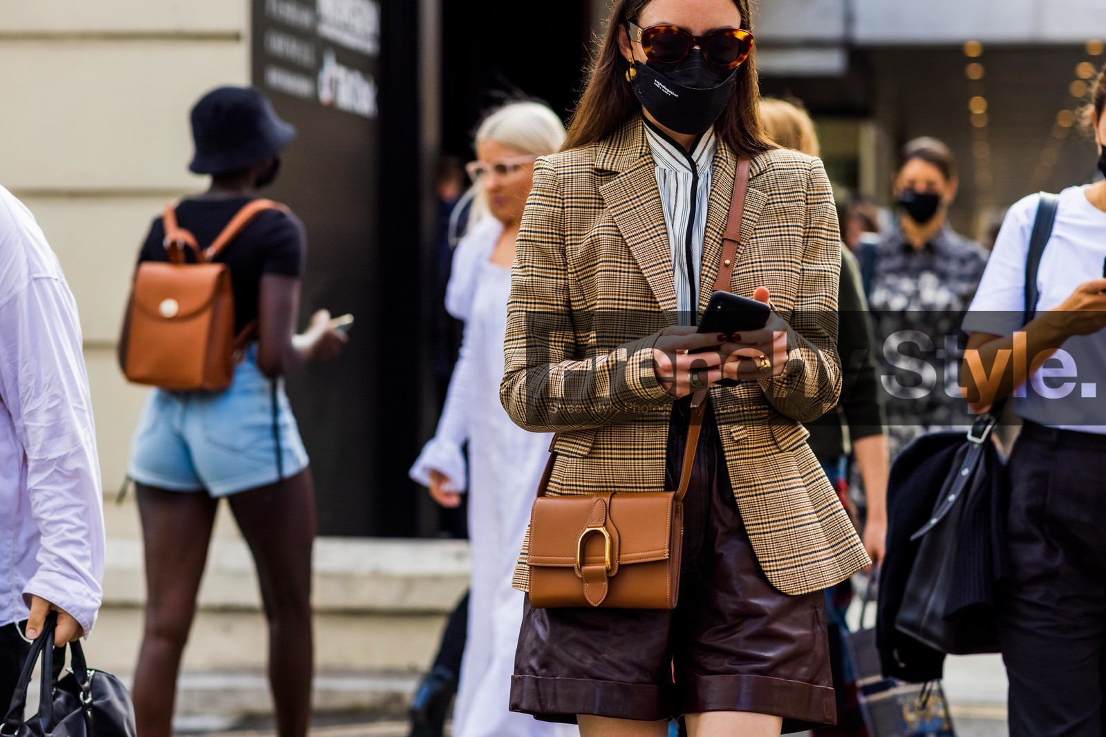 sunglasses, shorts, leather, burgundy, crossbody bag, camel, blazer, fashion week, frenchystyle, FW, jonathan paciullo, street style, SPRING SUMMER 2022, SS 22, LFW, LONDON, horizontal, atmosphere details, detail