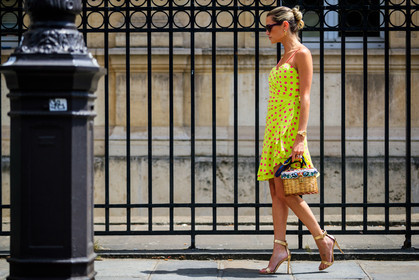 basket, dolce & gabbana, golden sandals, graphic bag, graphic dress, high heels, leather bag, leather shoes, polka dot, printed bag, printed dress, ruffles, sunglasses, yellow dress, PFW, fashion week, frenchystyle, FW, jonathan paciullo, street style, PARIS, horizontal, atmosphere details, full length, AUTUMN WINTER 2018-2019, FALL WINTER 2018-2019, FW 18-19, helena bordon