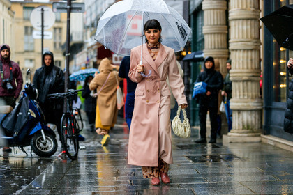maria bernad, pink leather jacket, pink leather coat, light pink leather jacket, light pink leather coat, belted jacket, belted coat, long jacket, bicolor coat, bicolor jacket, orange top, orange pants, camel pants, camel top, tie and dye pants, tie and dye top, turtleneck top, light yellow leather bag, hand bag, ruffle bag, drape bag, sheer umbrella, lanvin umbrella, fashion week, frenchystyle, FW, jonathan paciullo, street style, PFW, PARIS, horizontal, atmosphere details, full length
